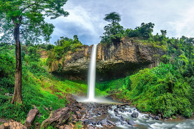 Lieng Nung Waterfall carries a legend about the miraculous healing water