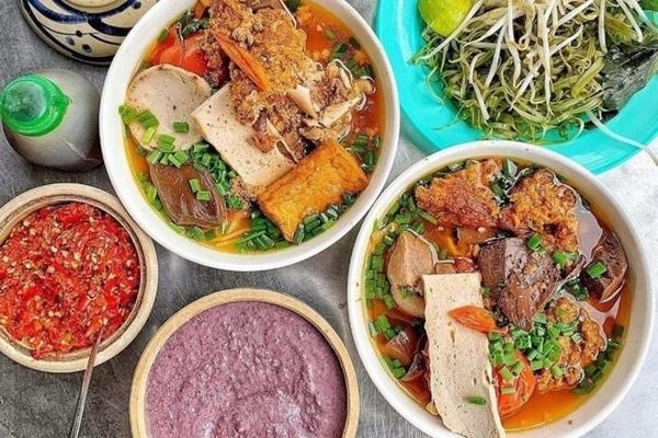 太美味了，你必须站着去河内 Hang Bac 老城区吃 Bun Rieu #hnp