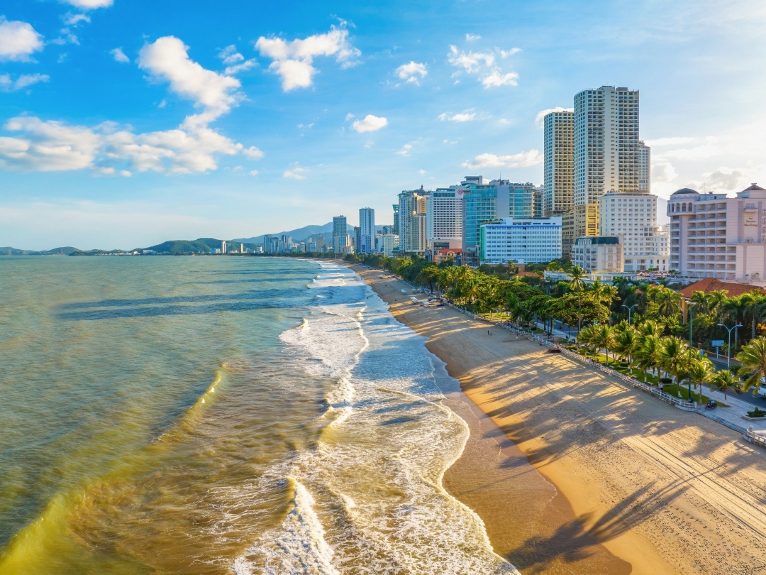 芽庄 - 绿色海湾岸边的美丽城市