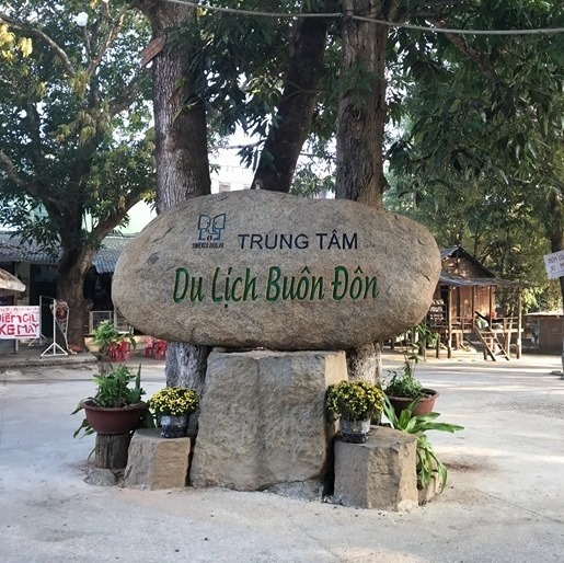 Trung tâm du lịch Buôn Đôn