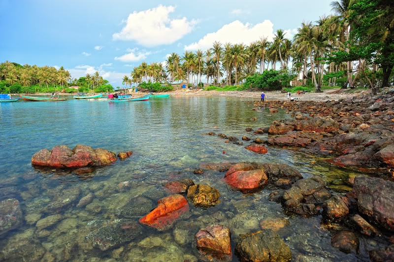 Ba Lua Island has a beautiful sea, shining coconuts, fresh fish and shrimp