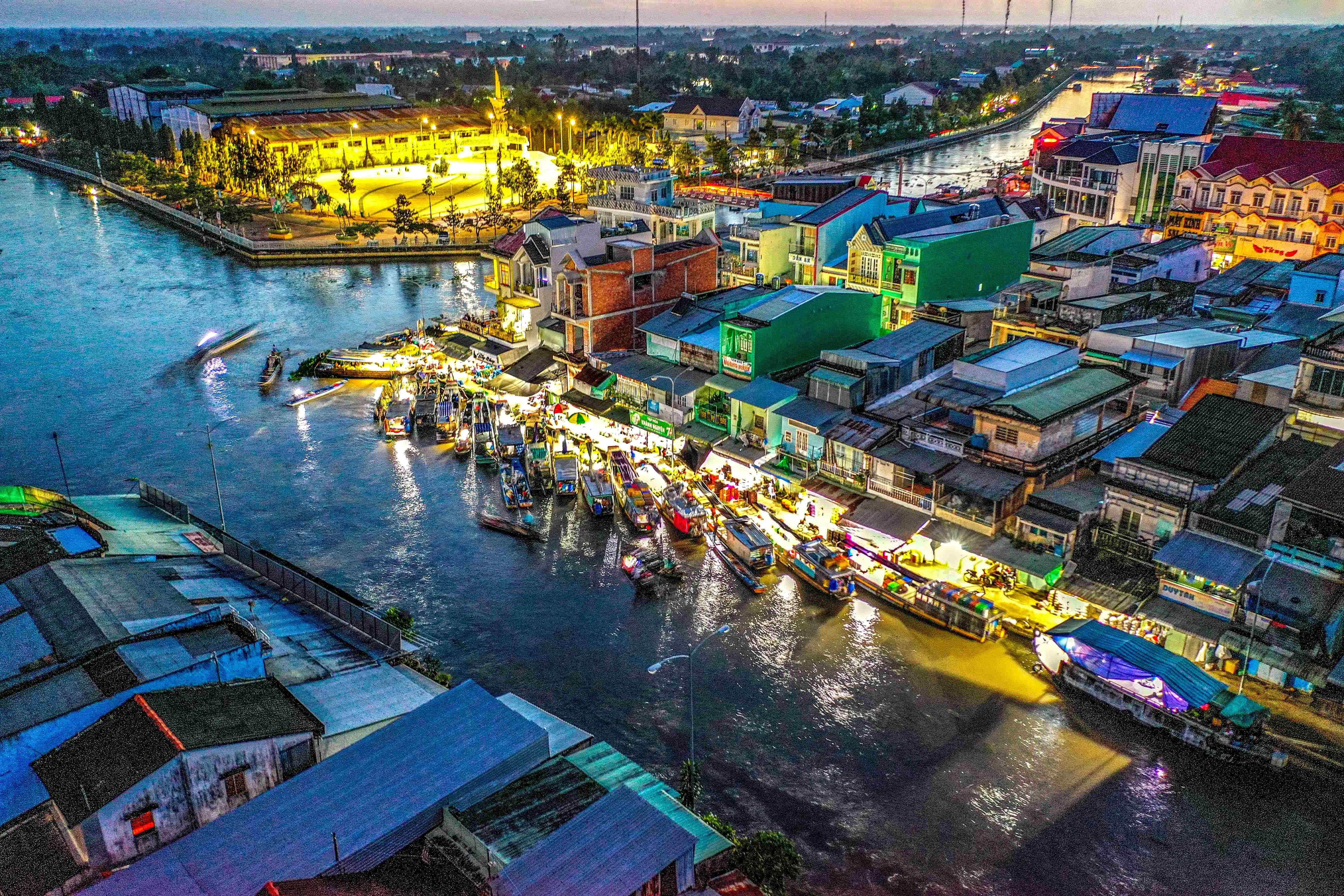 Evening at Nga Nam floating market