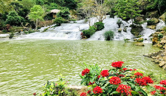 Dang Mo Waterfall is also known by another name as Mui Bo Waterfall located in Binh Gia district, Lang Son province.