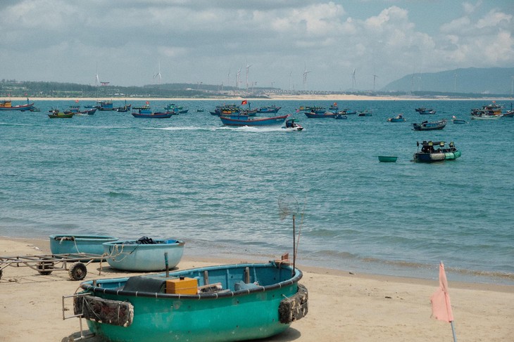 Cung đường biển Vĩnh Hy 702 và làng chài đẹp như "Hometown Cha Cha Cha"