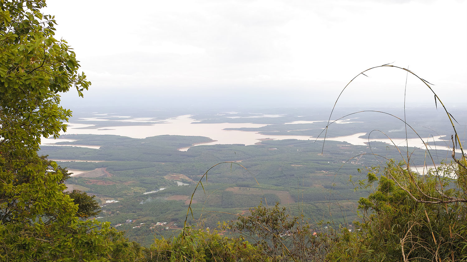 朔西姆湖（Soc Xiem Lake）位于平福省平隆县茶清红壤森林的中部，带来原始而梦幻的景观。