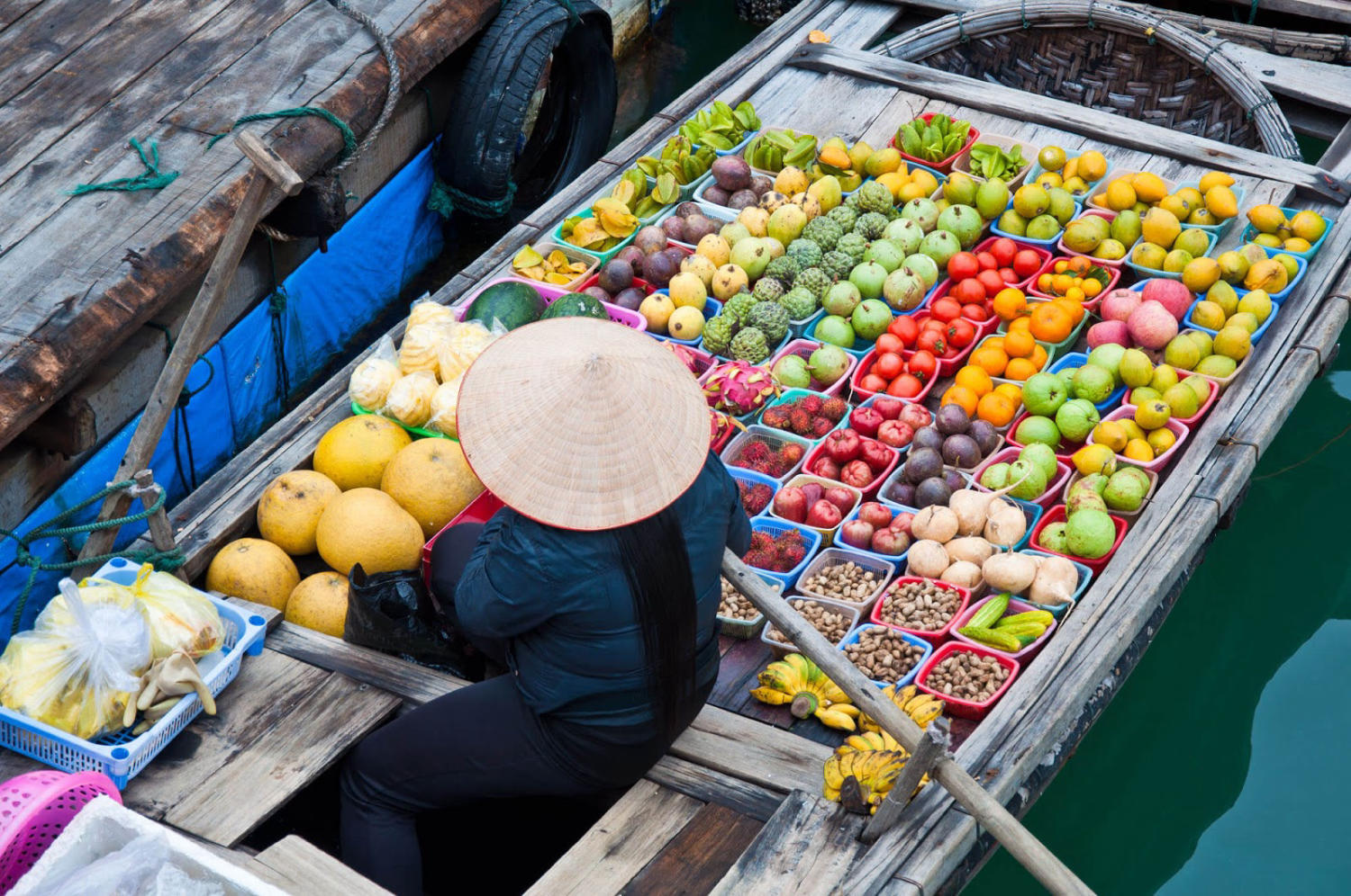 Cai Rang Can Tho floating market sells a variety of items. Each boat sells a different item, from baskets of delicious, fresh Western fruits to stalls of essential household items for daily life.