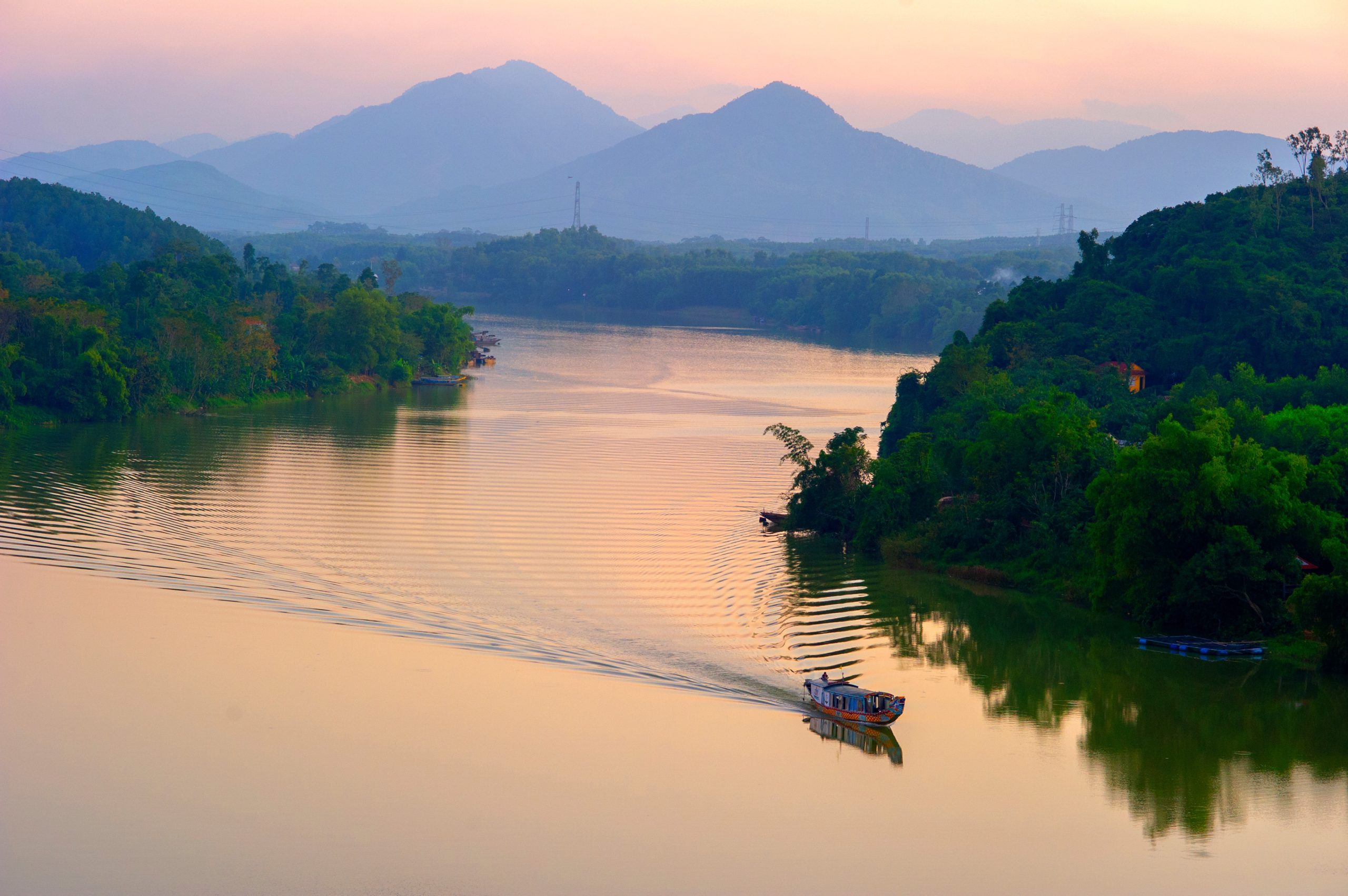 Vong Canh Hill Hue 的树木、山脉和河流之间有着和谐的外观。