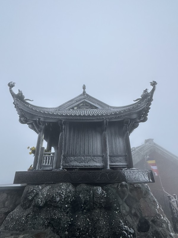 冰天雪地中的东岩塔很神奇