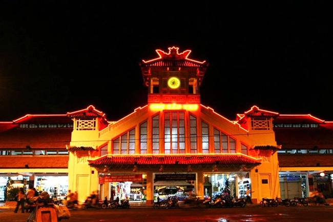 Tay Do Night Market is an extremely famous night market in Can Tho.