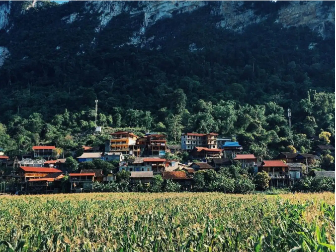 Pac Ngoi village is located in the middle of a mountainous landscape.