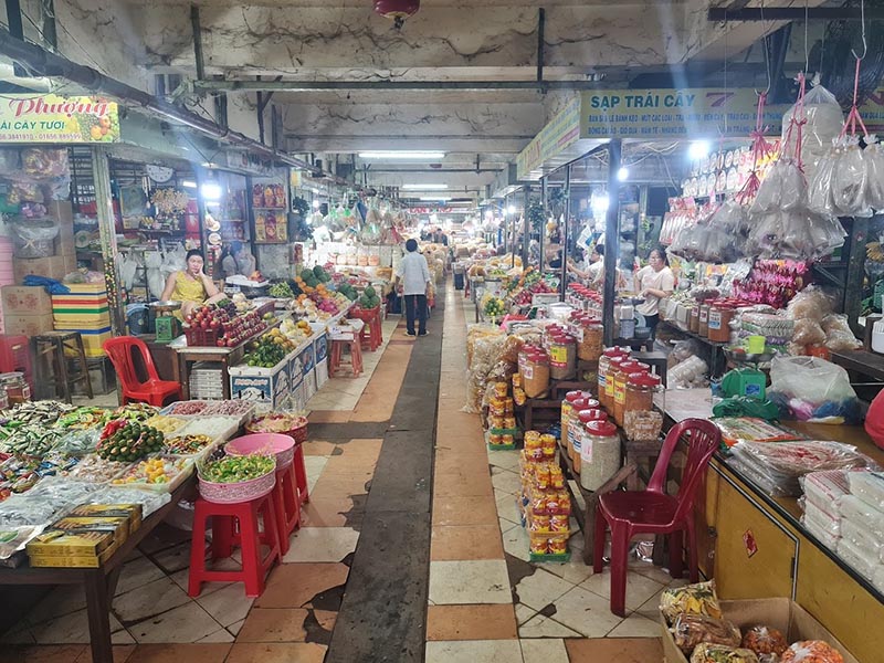 隆和市场 (Long Hoa Market) 是一座建筑杰作，坐落在一块方形土地上，有一座十字形的房屋，周围有 8 扇门，通向 8 条街道。