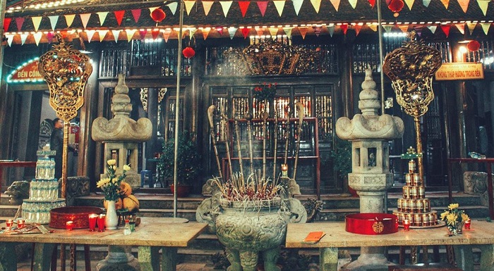 Inside the Bac Le Cong Dong Temple