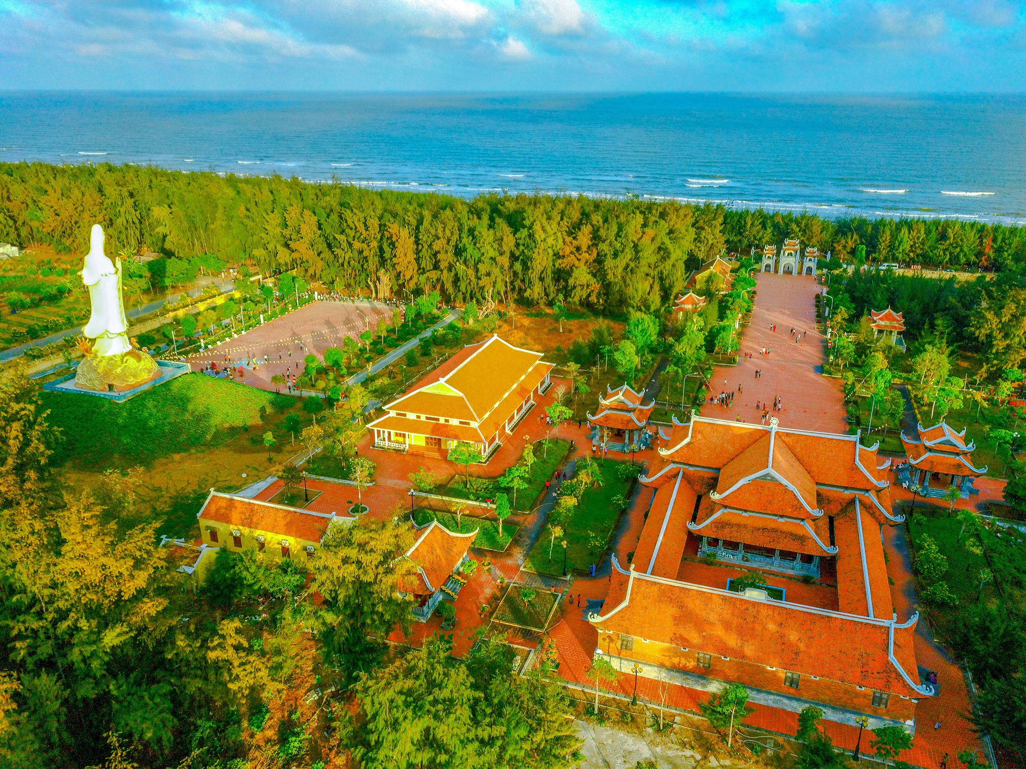 竹林茶荣禅寺是茶荣省第一座竹林安图宗的禅寺。