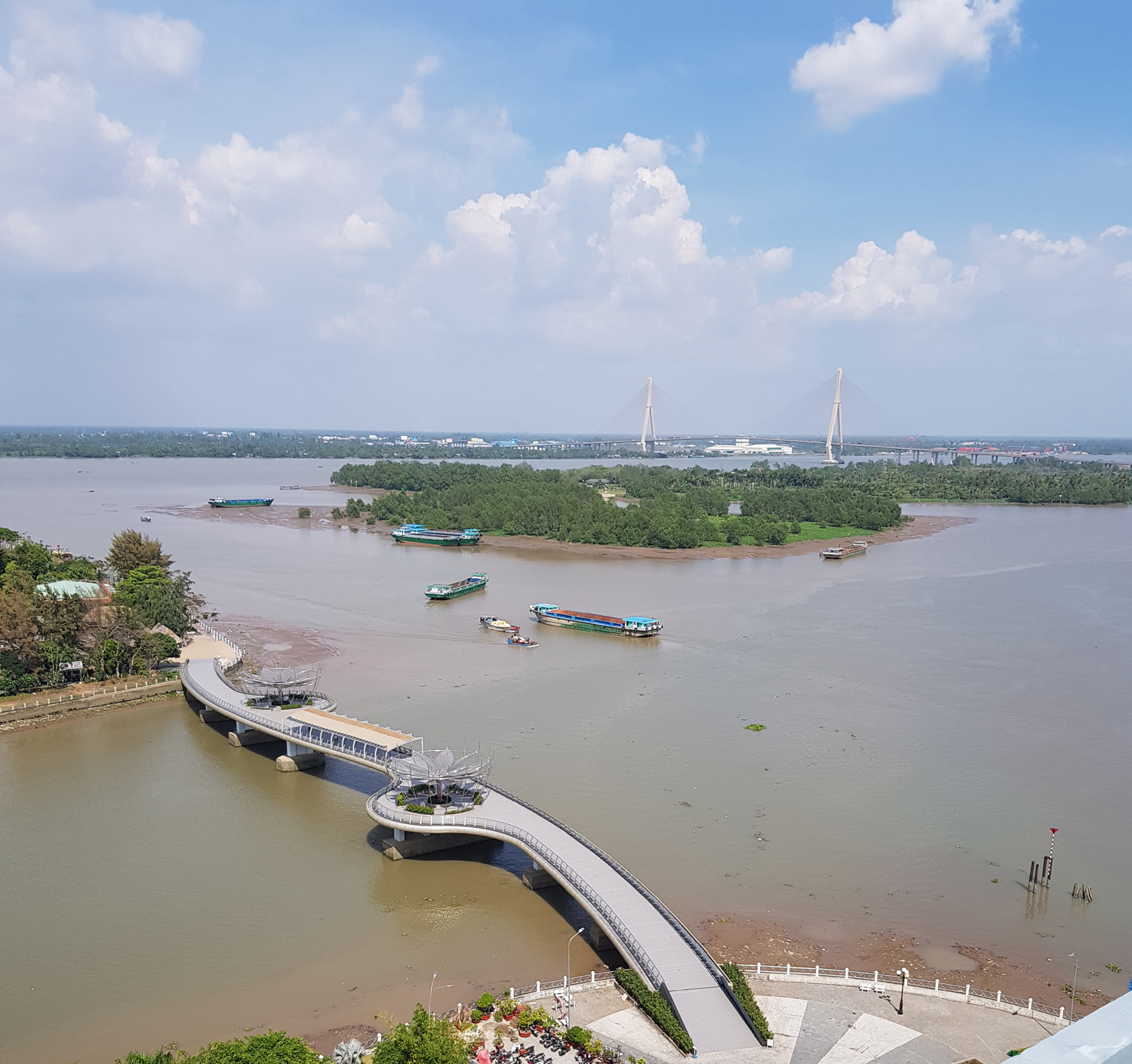 The bridge connects Ninh Kieu wharf and Cai Khe islet in the middle of the romantic Hau river