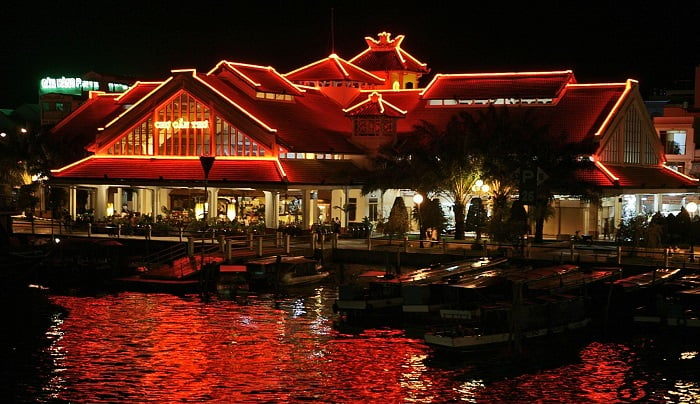 Located a few hundred meters from Tay Do Night Market, Ninh Kieu wharf has an extremely romantic beauty at night.