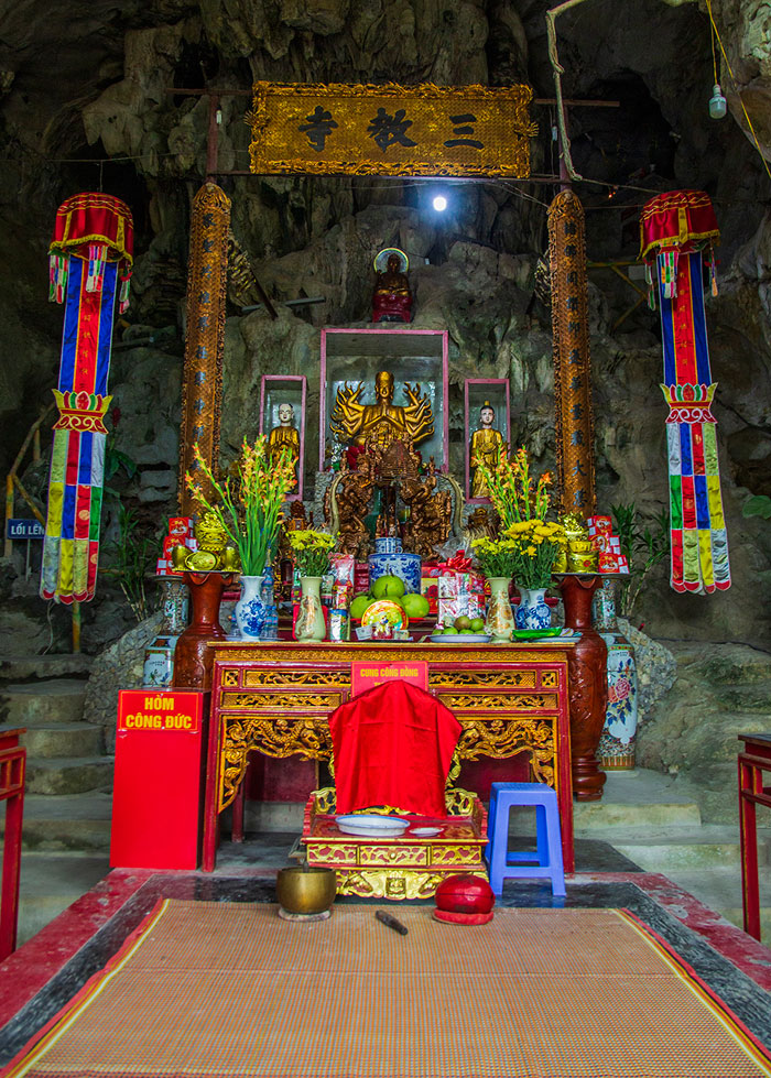 Worshiping space in Nhi Thanh Cave