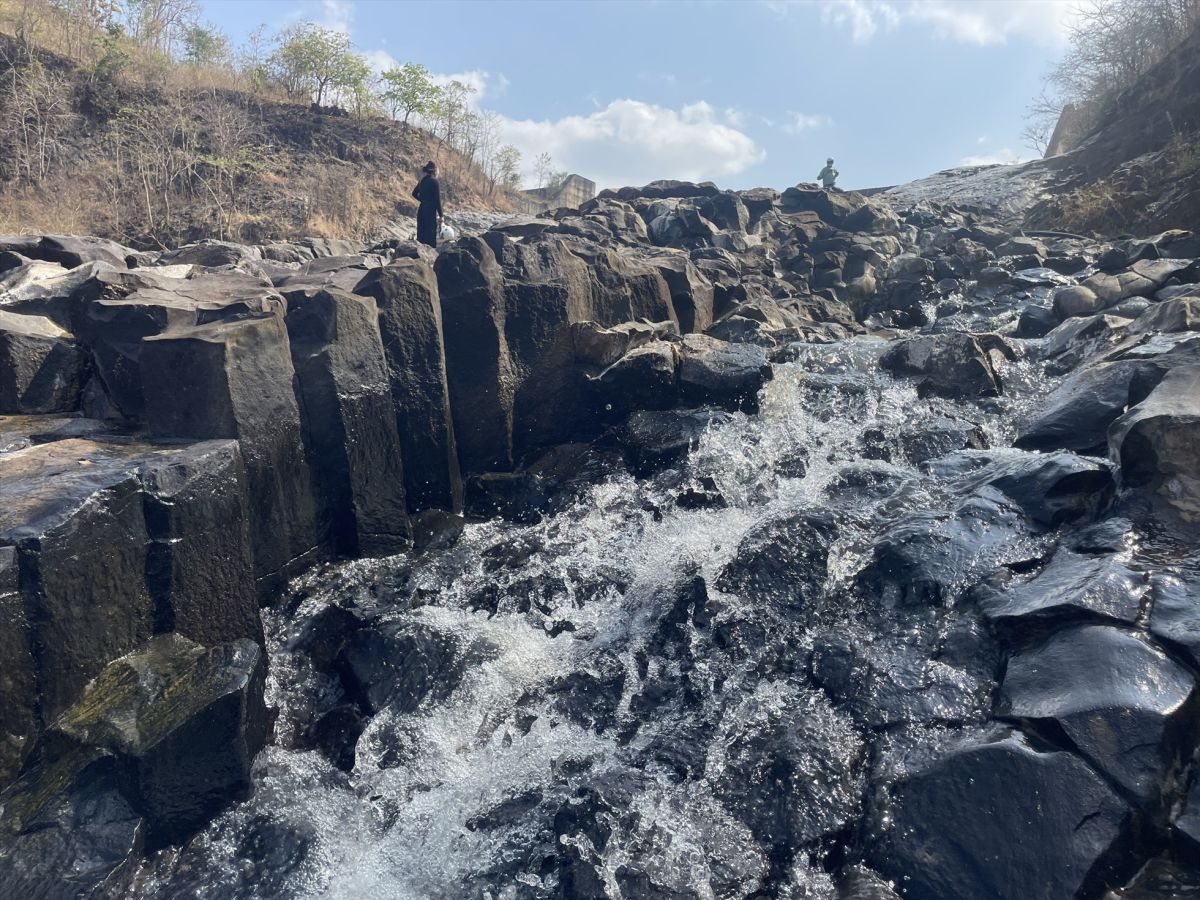 莽洋古岩激流以其独特的地形吸引着我们，岩石经历了亿万年的侵蚀和风化。