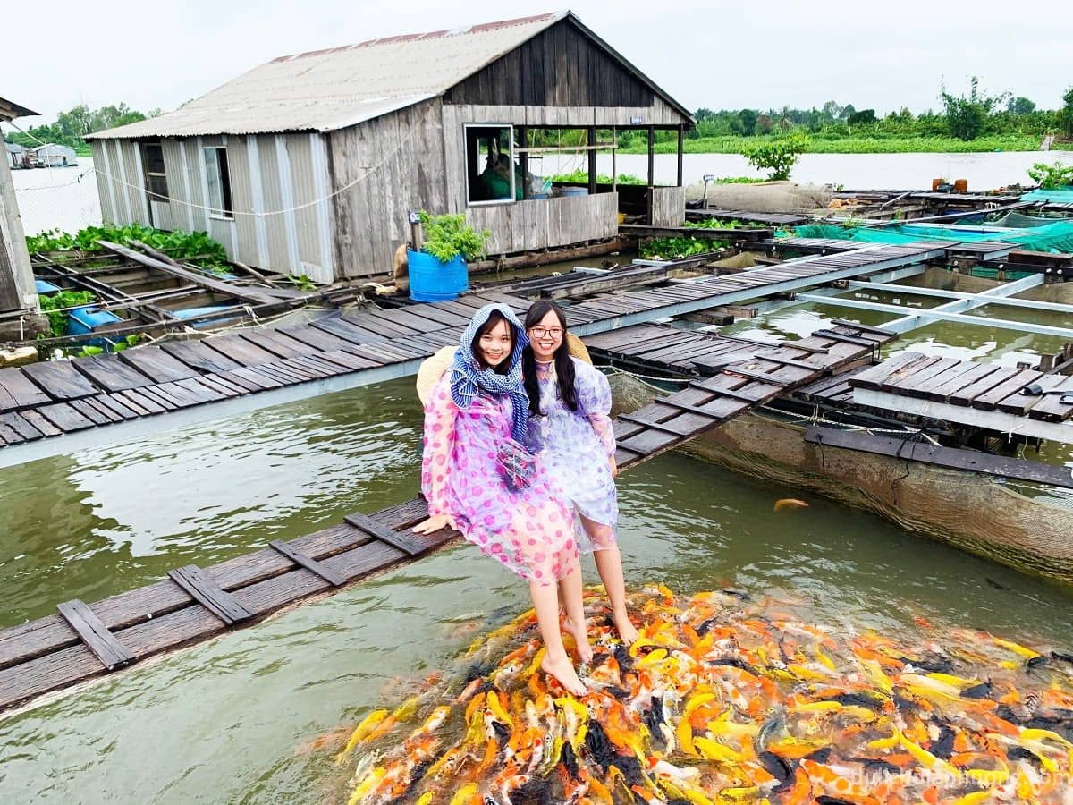 While taking pictures, the "fish" massaged their toes