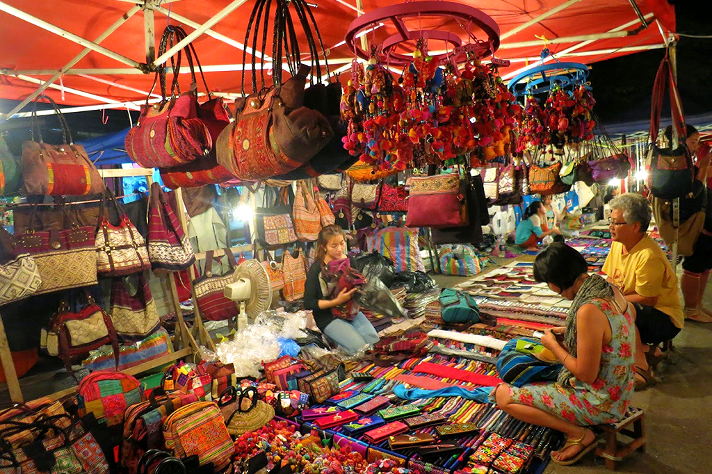 From ancient times until now, Tay Do Night Market has been so famous because it is a place for cultural exchange and goods exchange of 6 Western provinces.