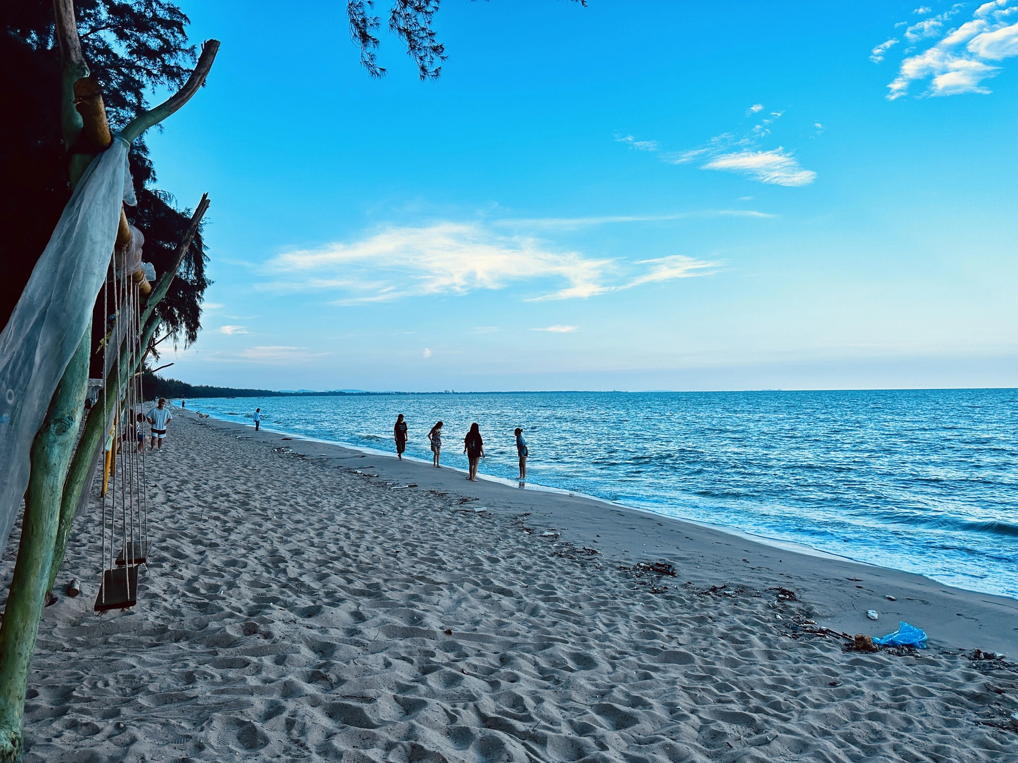 Tra Co 海滩，海水清澈蔚蓝