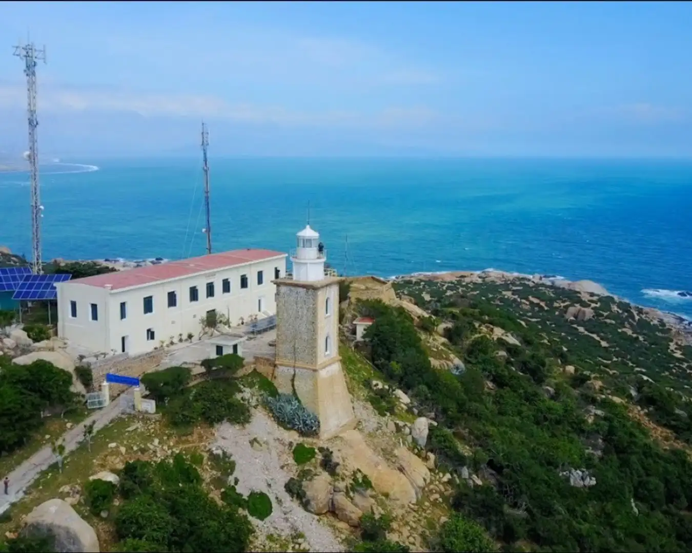 Admire the beauty of Bai Trang from the height of the lighthouse