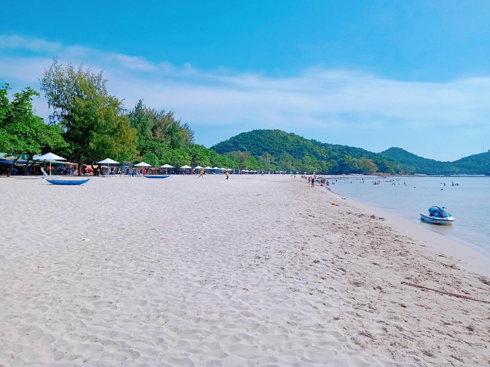 由于地处泰国湾的隐蔽位置，Mui Nai Ha Tien 全年气候温暖、阳光明媚。这里的海滩也很平静，波浪不大，所以一年中的任何时候都适合来这里。