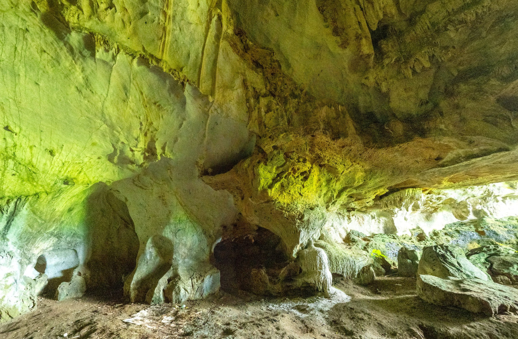 Bên trong hang Thẩm Ồm