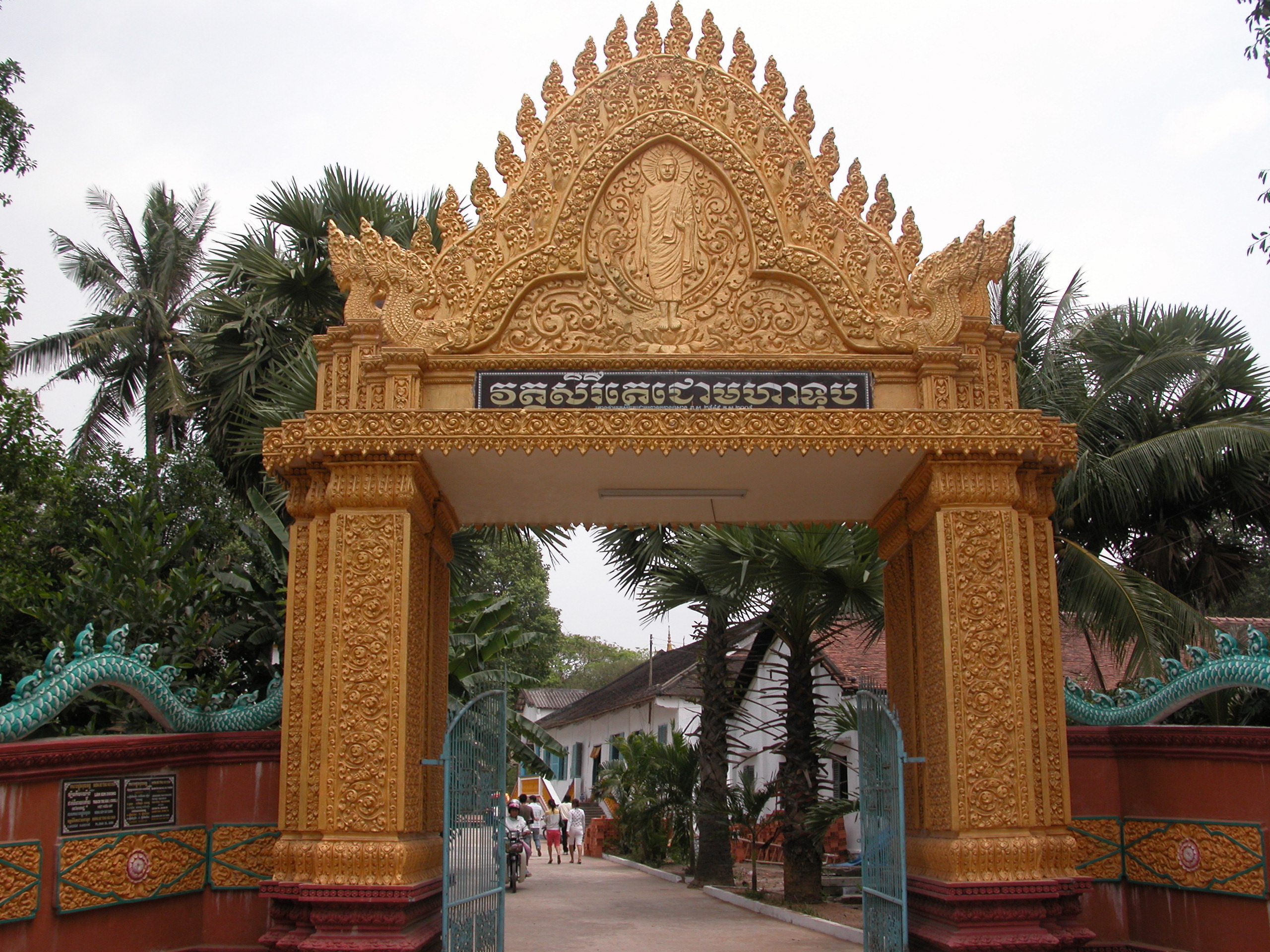 Main gate of Bat pagoda