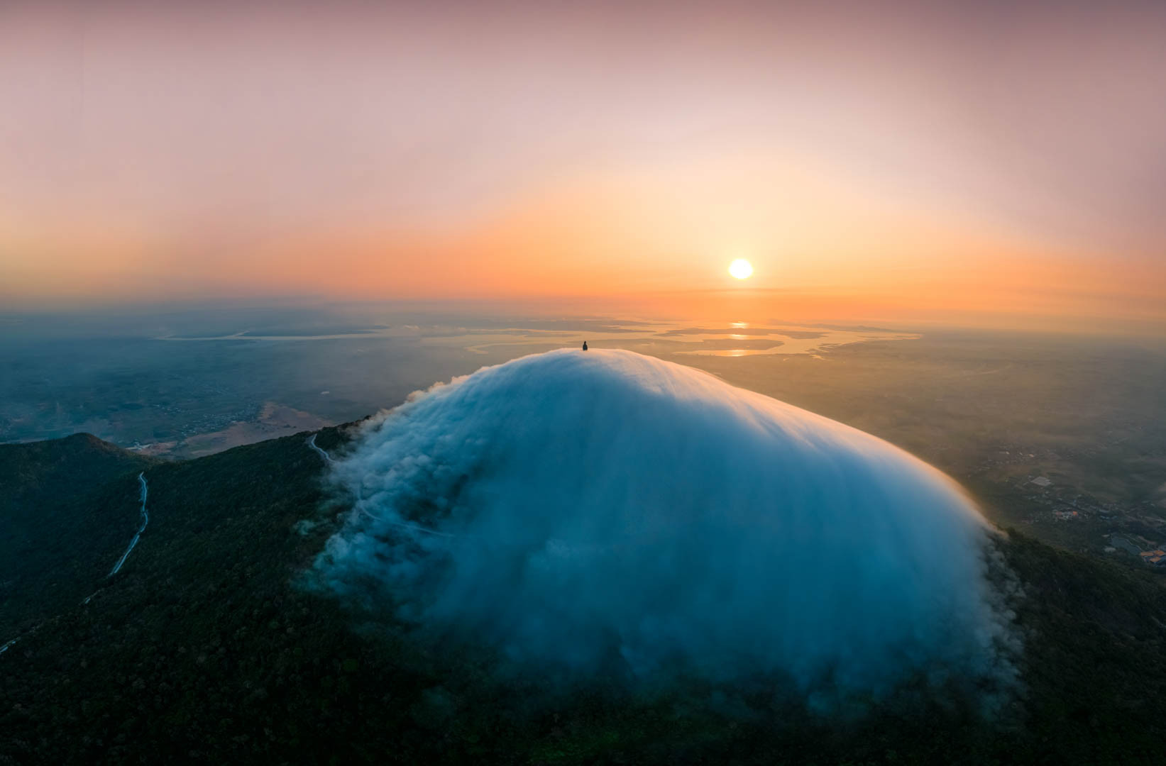 巴登山上出现白云海，超现实的美感在社交网络上引起热议