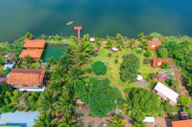 As the most beautiful lake in Dak Mil town, it is not difficult to understand that West Lake is a familiar destination for tourists as well as local people.