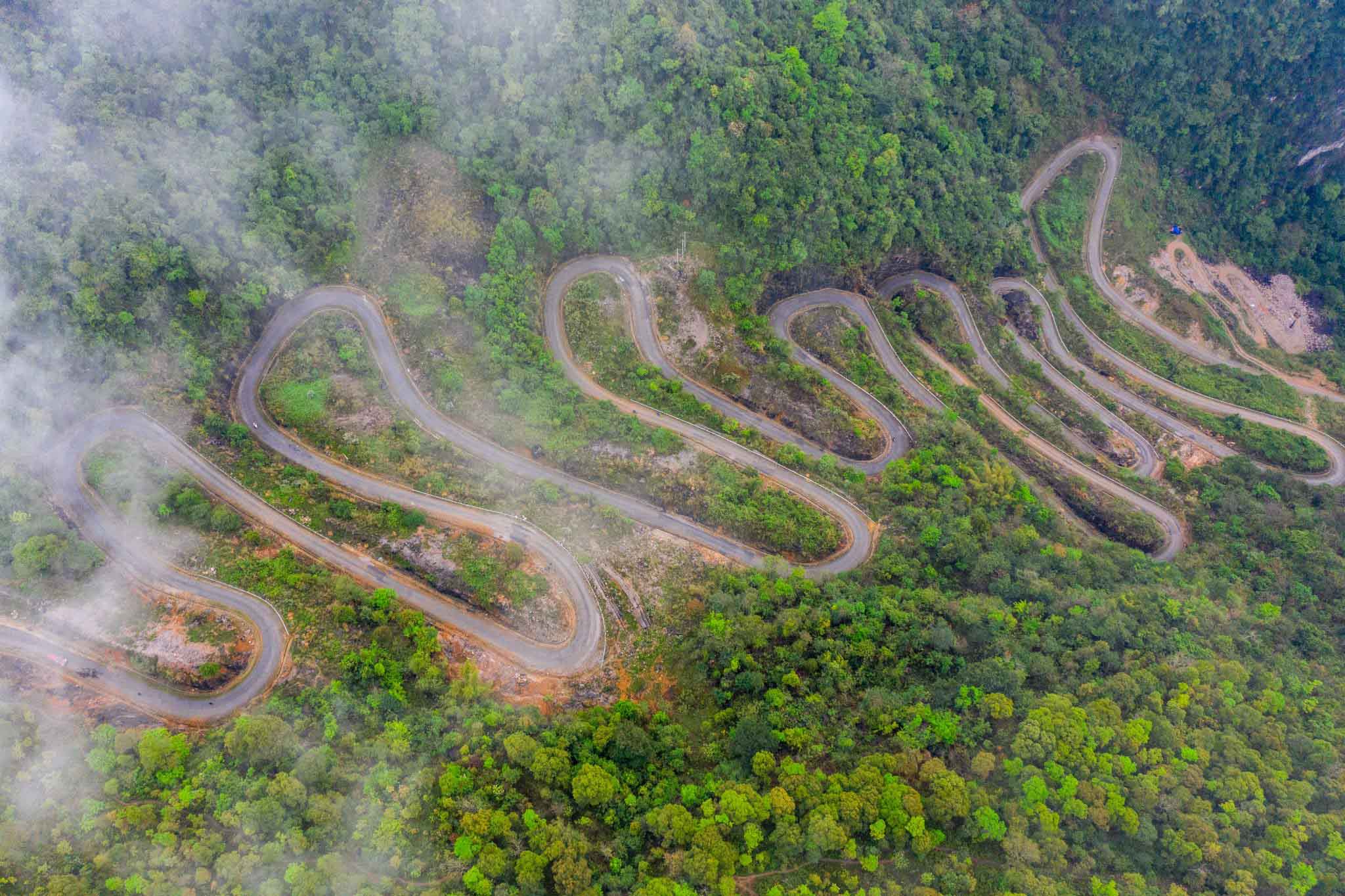 Included in the list of dangerous passes due to its high slope and winding curves, Ngoan Muc Pass, also known as Pha River Pass, has attracted many young people.