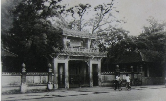 Gate of Quoc Hoc Hue School in the past