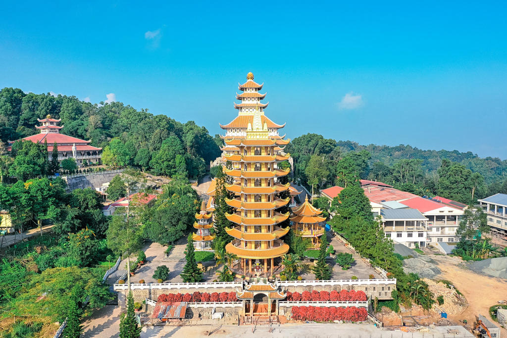 Van Linh Pagoda 规模宏大，拥有 3 座古塔