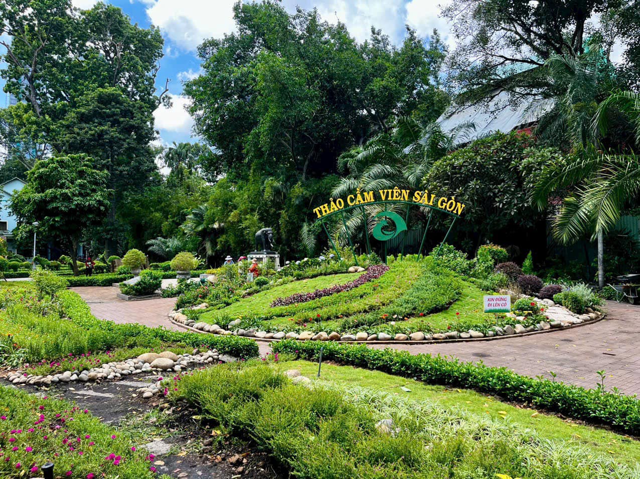 西贡动植物园是一个动植物保护公园，位于胡志明市第一郡本义坊。