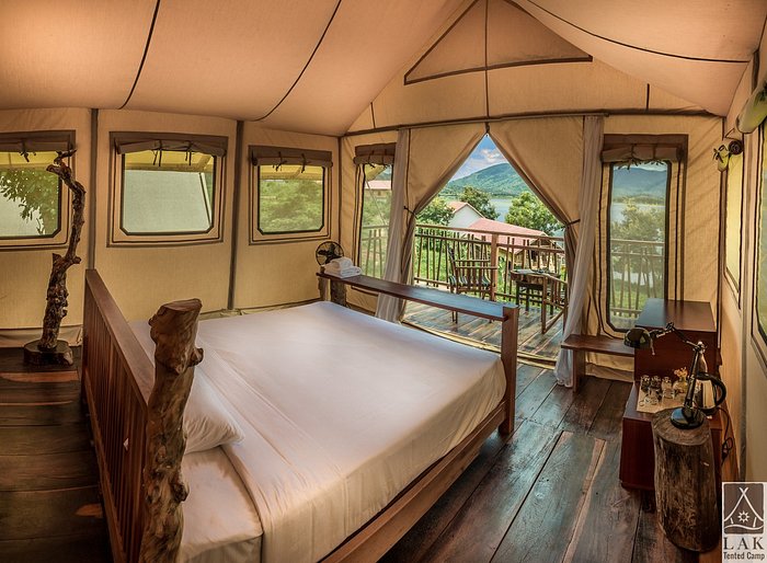 Điều đặc biệt ở Lak Tented Camp là khu nghỉ dưỡng này được xây dựng với phương châm bảo vệ môi trường nên tất cả những vật dụng đều làm bằng gỗ, lá