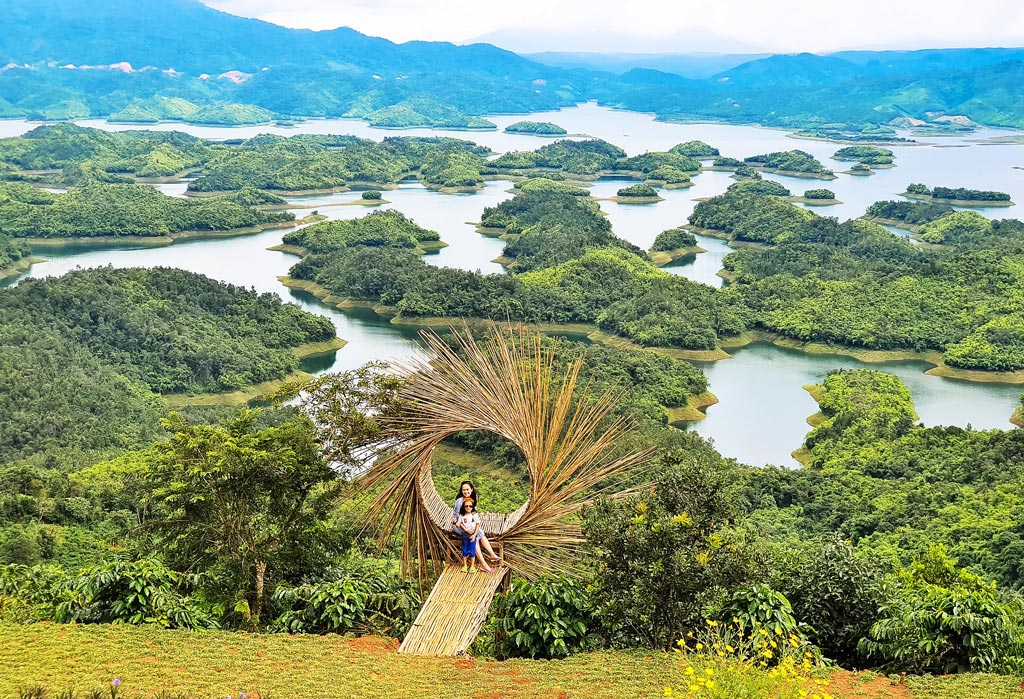 Tourists are captivated by the poetic beauty of Ta Dung.