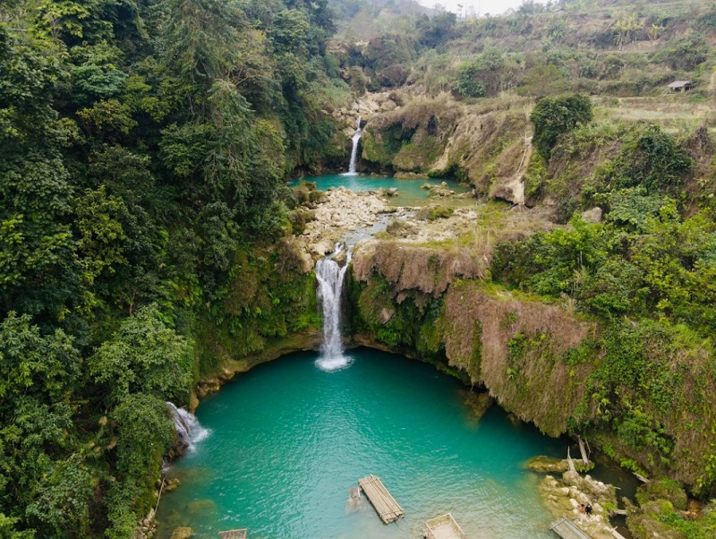 Admire the beautiful Chieng Khoa waterfall in Moc Chau