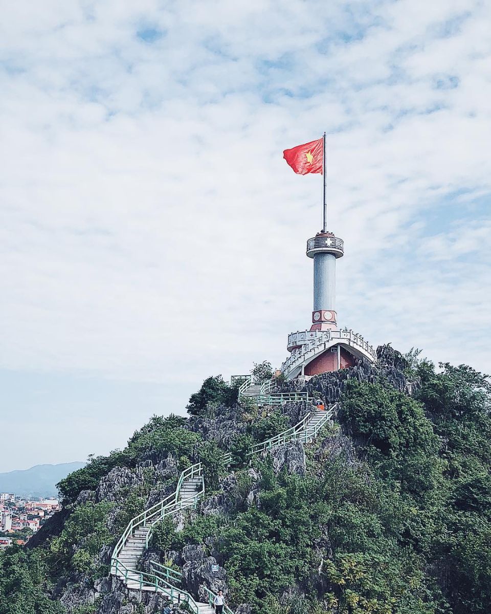 The way up to visit Phai Ve Flagpole