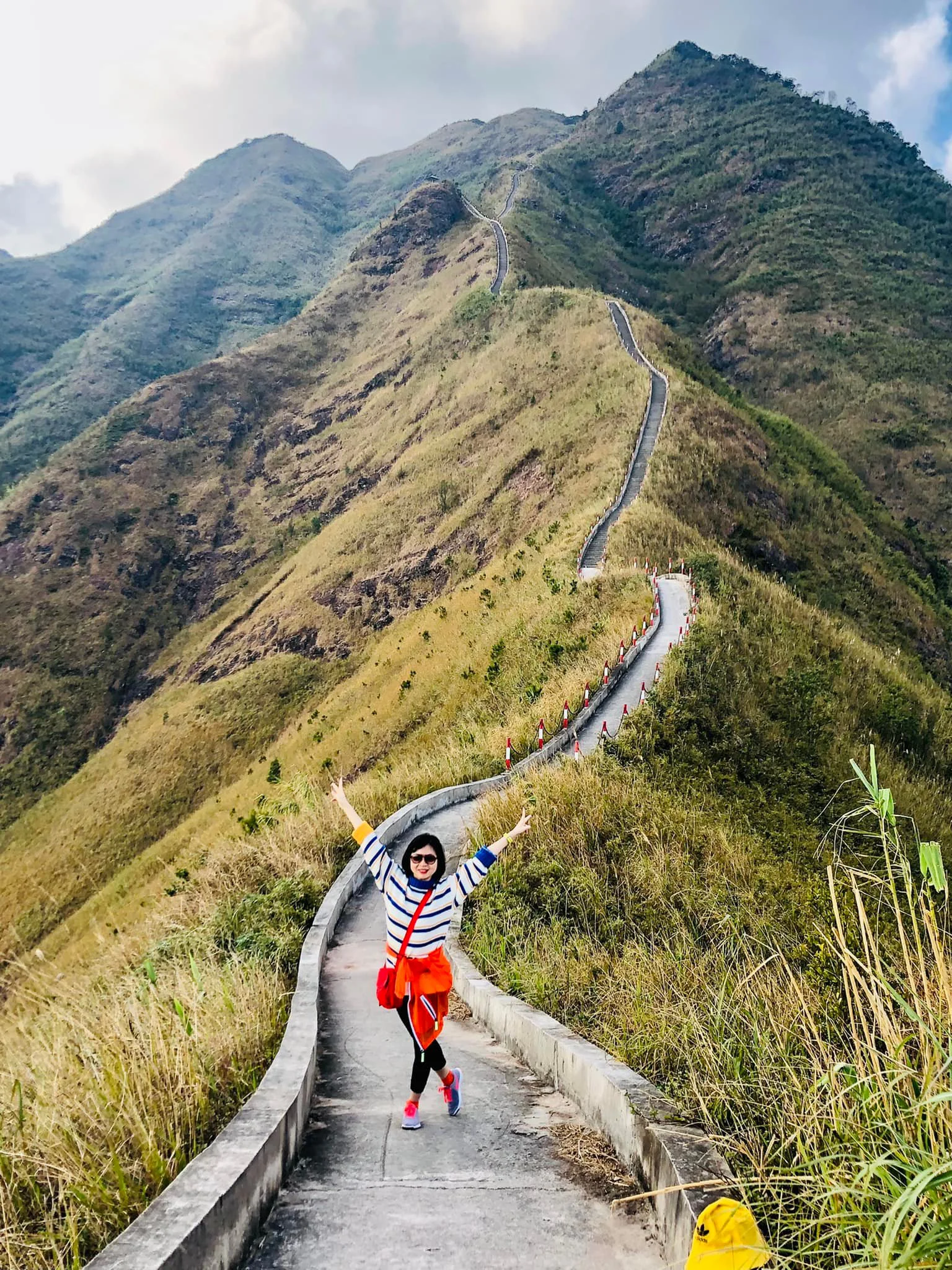 Conquer the beautiful 'dinosaur spine' and forget the way back in Binh Lieu