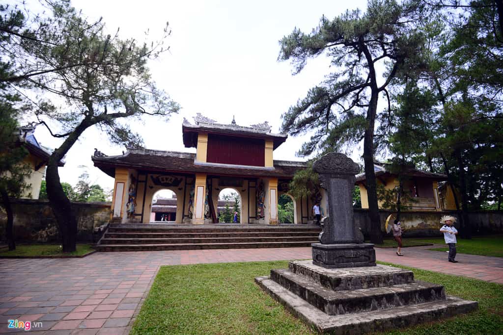 HUE (KHAI DINH TOMB - HUE COLD CAPITAL - THIEN MU Pagoda)