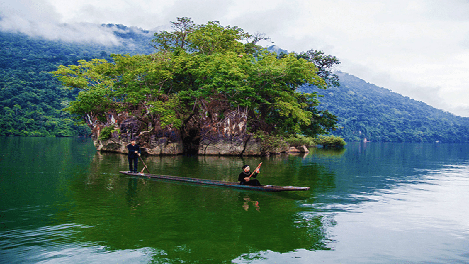 Boat ride on Ba Be Lake