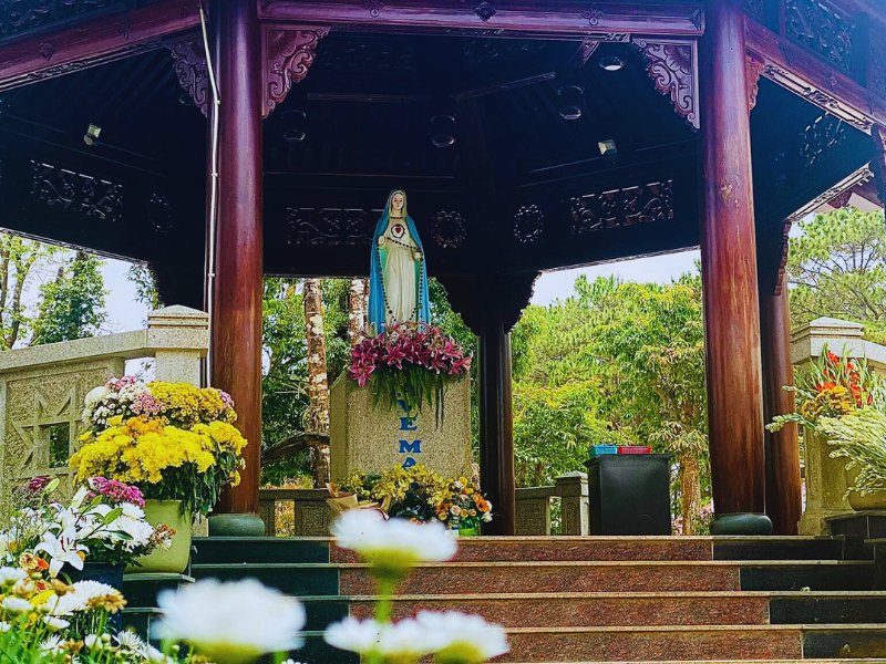 每逢节假日，这里都会有很多人前来朝圣、献花