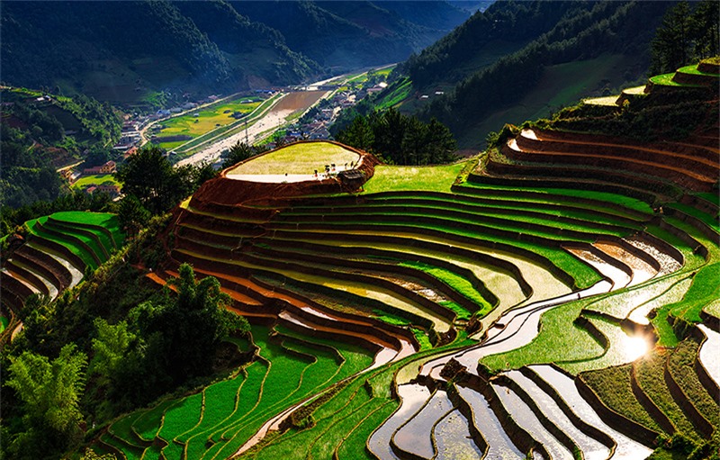 前往西部和东北高地，探寻泼水季节