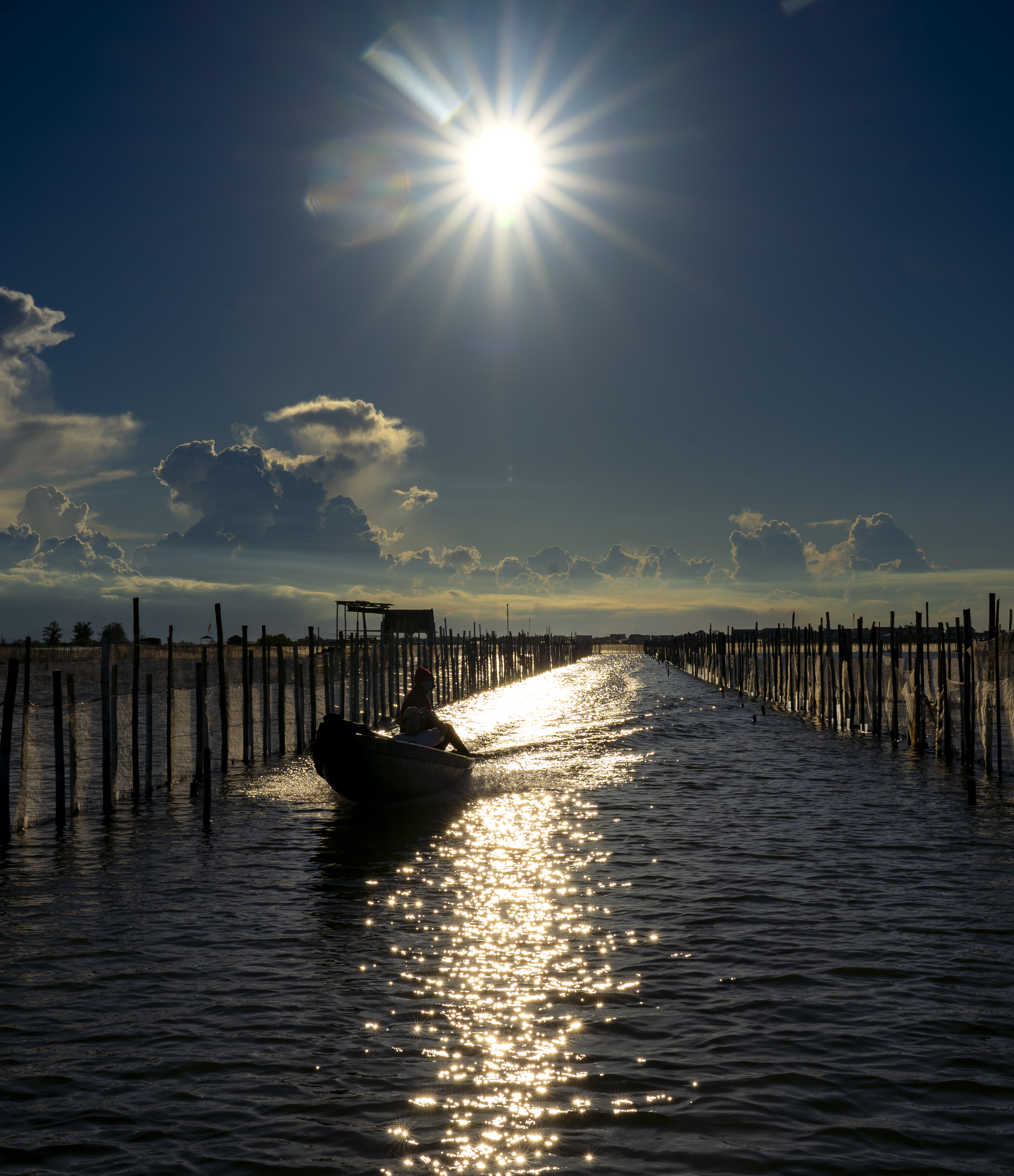 Dawn on Tam Giang La floating market