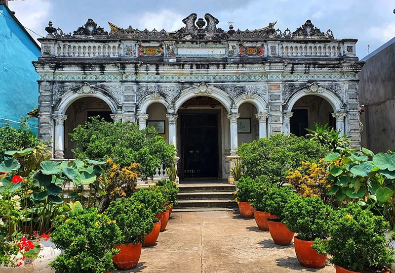 East-west architecture combined in Huynh Thuy Le ancient house