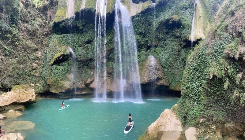 When coming to Moc Chau, remember to visit the wild Nang Tien waterfall of the Northwest mountains and forests