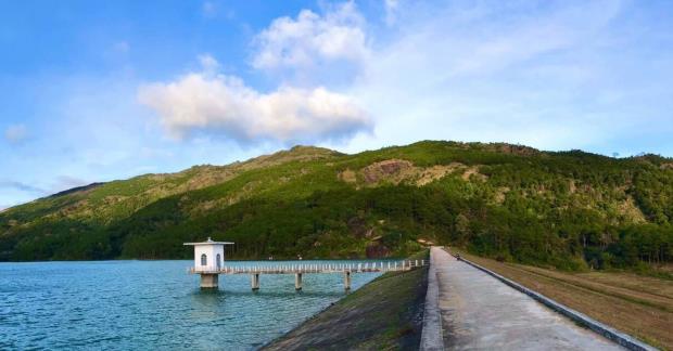 一望无际的蓝色湖泊和绵延不断的松树形象，在旅游爱好者的心中留下了不可磨灭的印记。