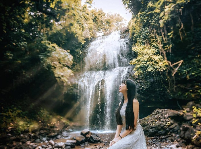 Coming to Luu Ly Waterfall, you will immediately forget the chaos of life and immerse yourself in the fresh nature here.