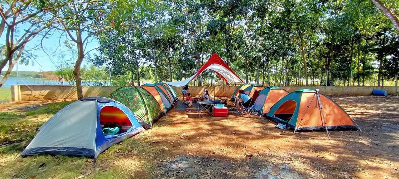 Camping and picnic area at Suoi Giai lake