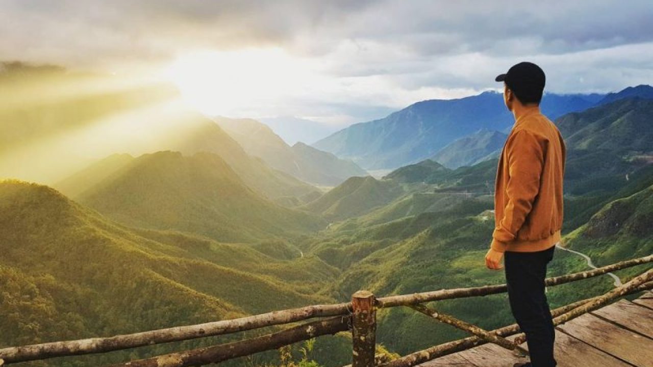 欣赏橙黄色覆盖西北山林的温柔夕阳